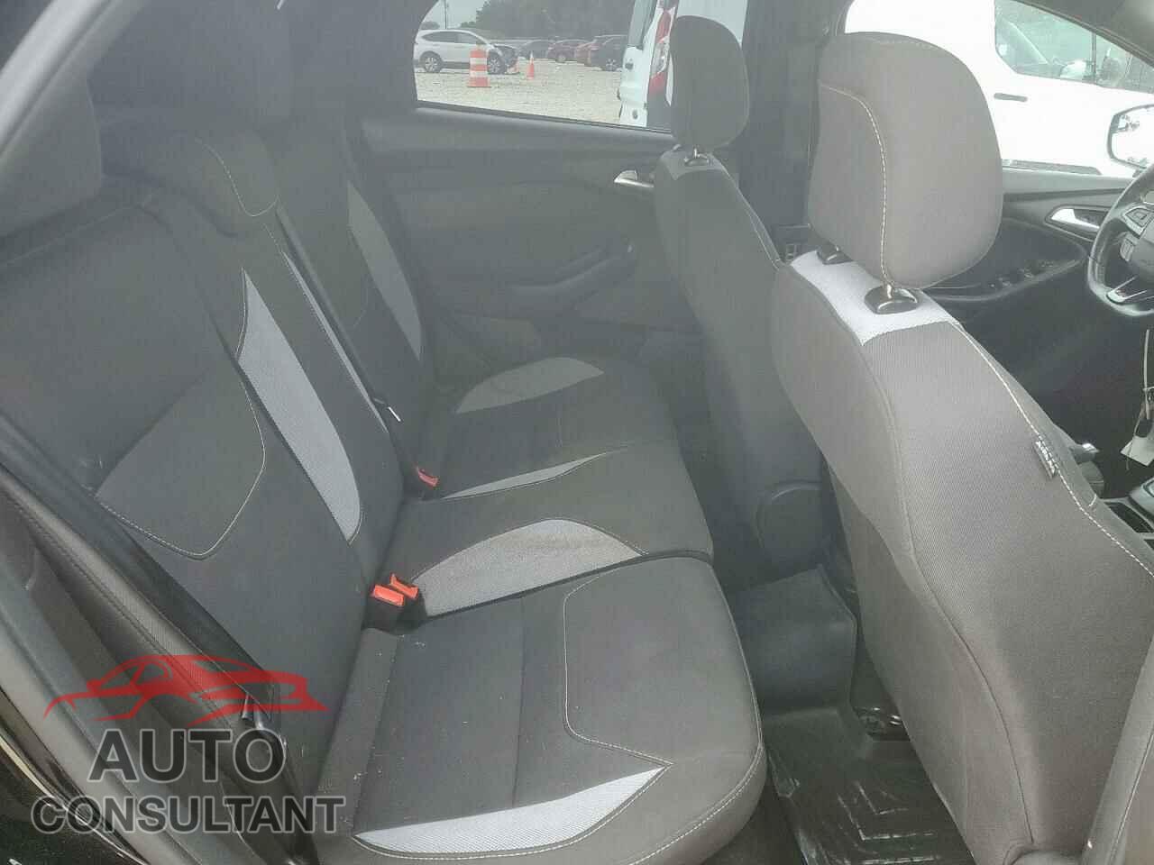 FORD FOCUS 2017 - 1FADP3L94HL271023