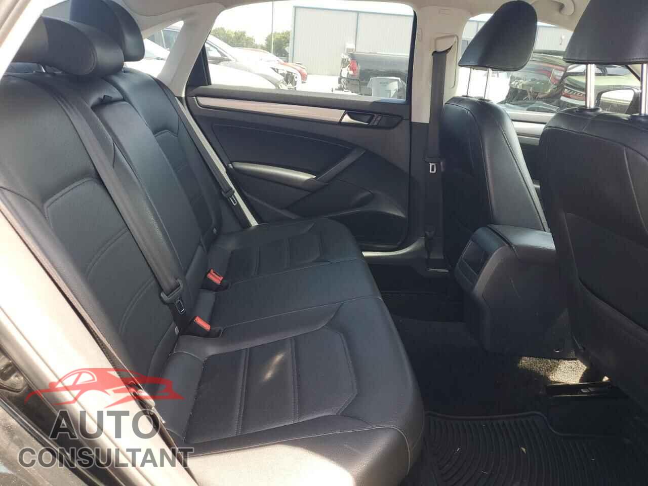 VOLKSWAGEN PASSAT 2015 - 1VWAT7A35FC052919