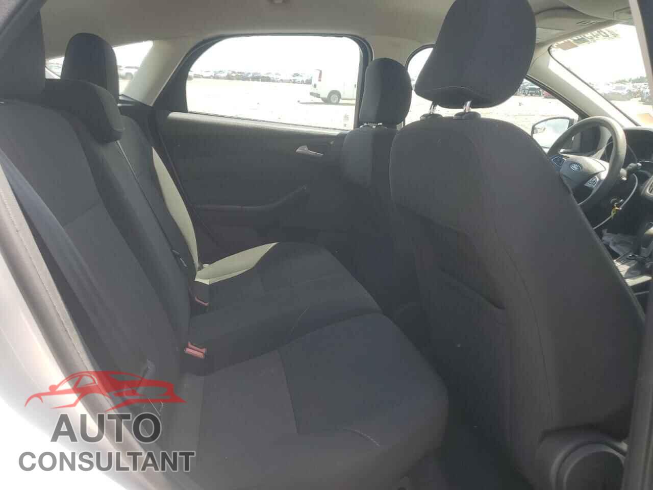 FORD FOCUS 2015 - 1FADP3K2XFL364324