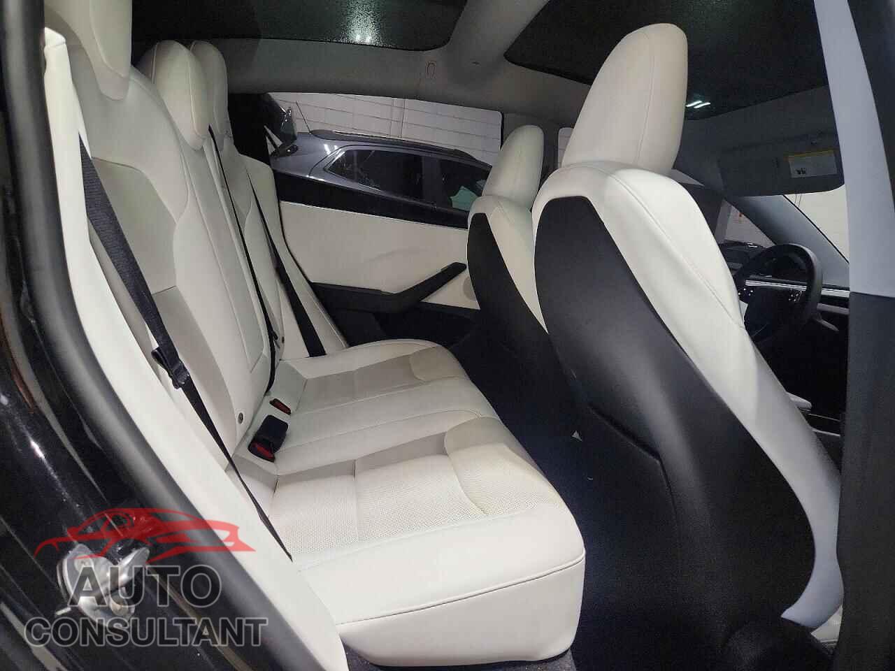 TESLA MODEL 3 2025 - 5YJ3E1EA9SF077556