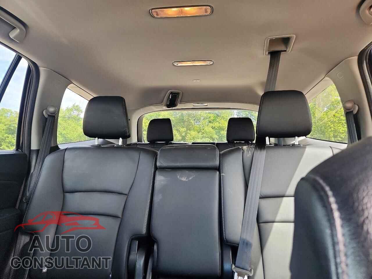 HONDA PILOT 2017 - 5FNYF6H56HB092684