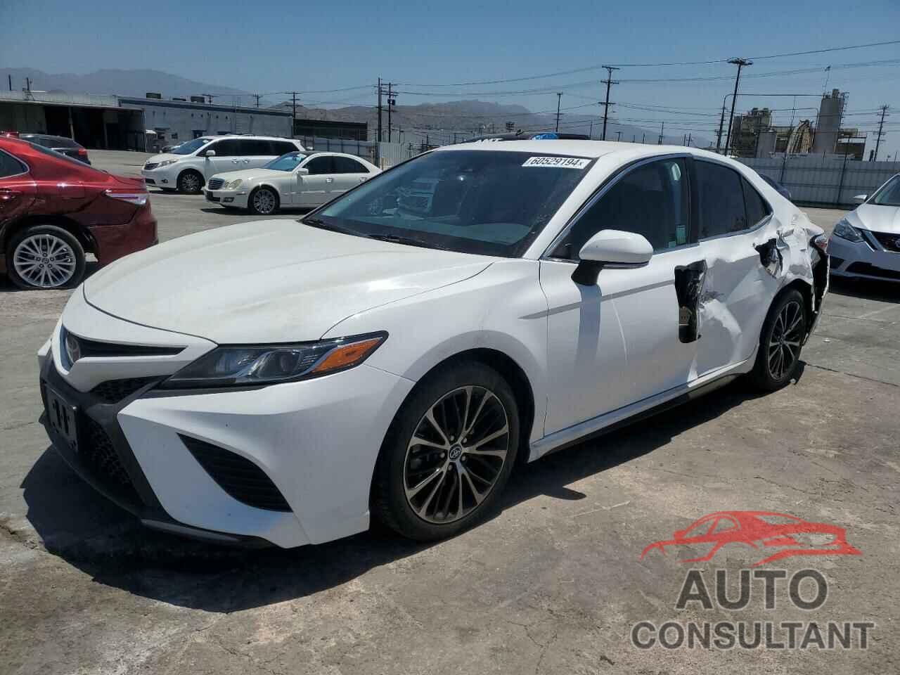 TOYOTA CAMRY 2018 - 4T1B11HK6JU080234