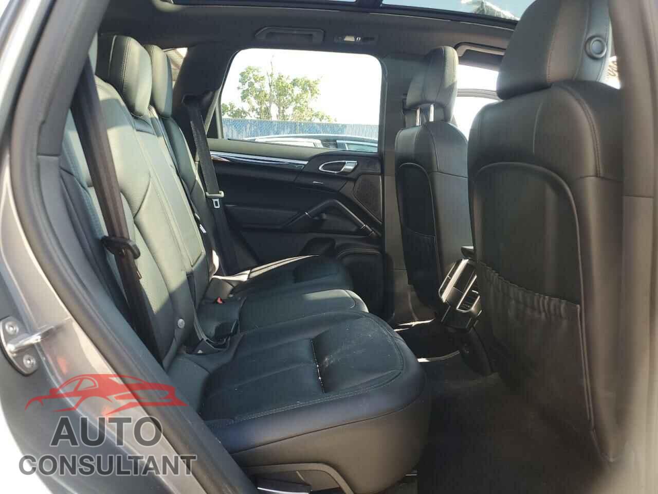 PORSCHE CAYENNE 2018 - WP1AA2A28JKA04976