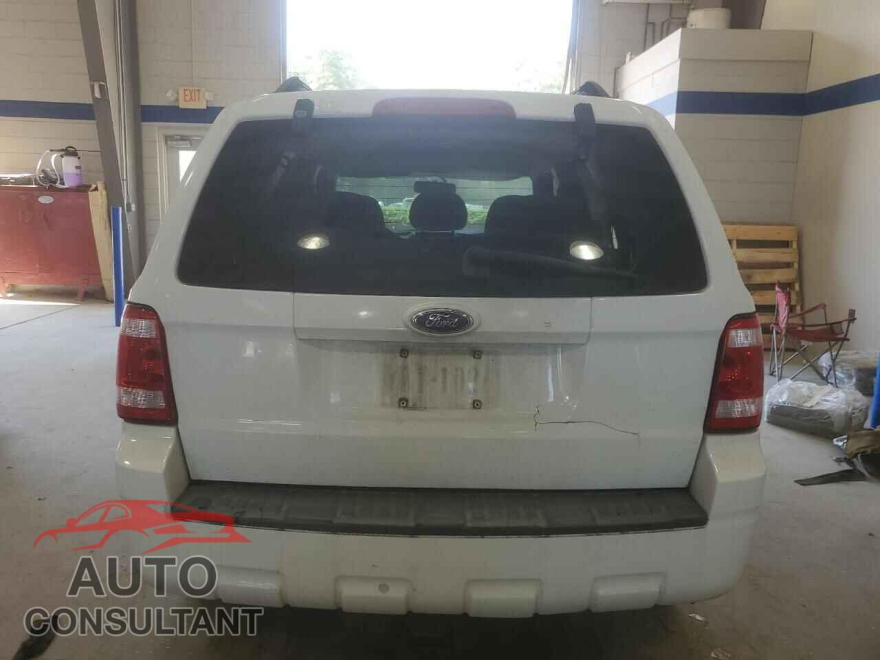 FORD ESCAPE 2009 - 1FMCU03779KB08848