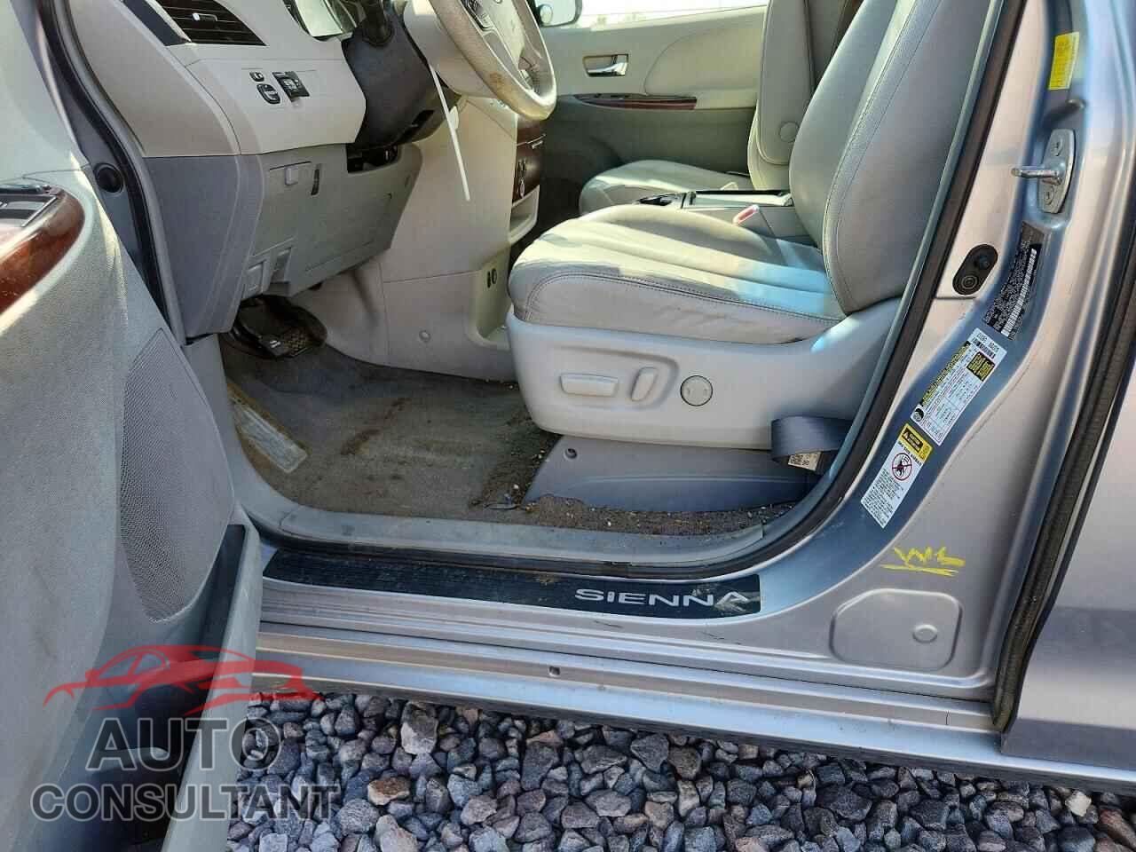 TOYOTA SIENNA 2011 - 5TDYK3DC5BS075537