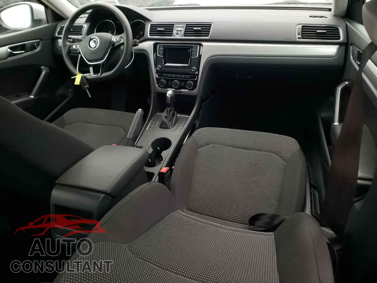 VOLKSWAGEN PASSAT 2017 - 1VWAT7A38HC001420