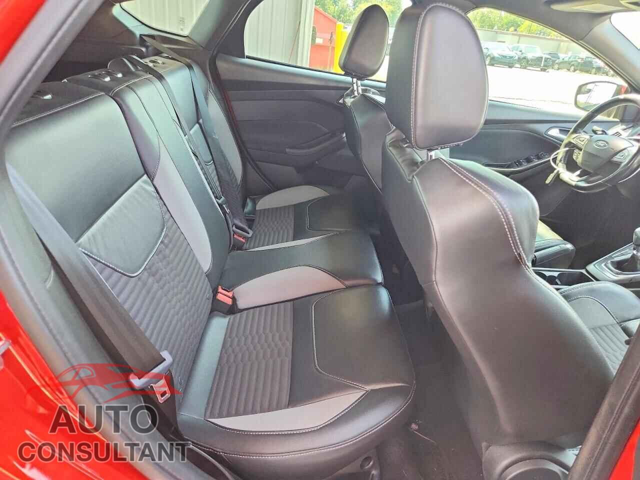 FORD FOCUS 2017 - 1FADP3L94HL235297