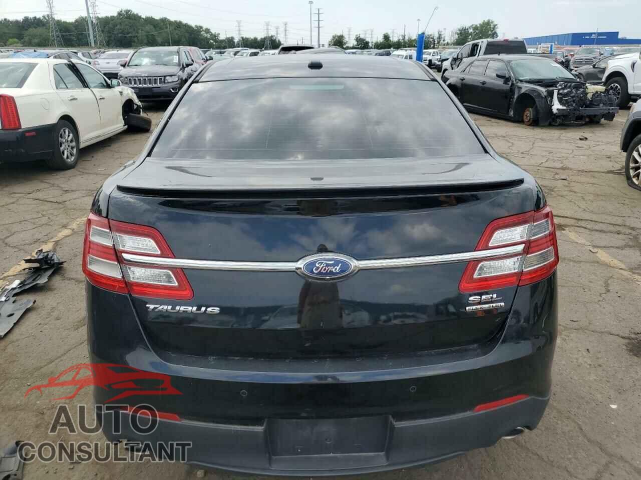 FORD TAURUS 2018 - 1FAHP2E81JG126830