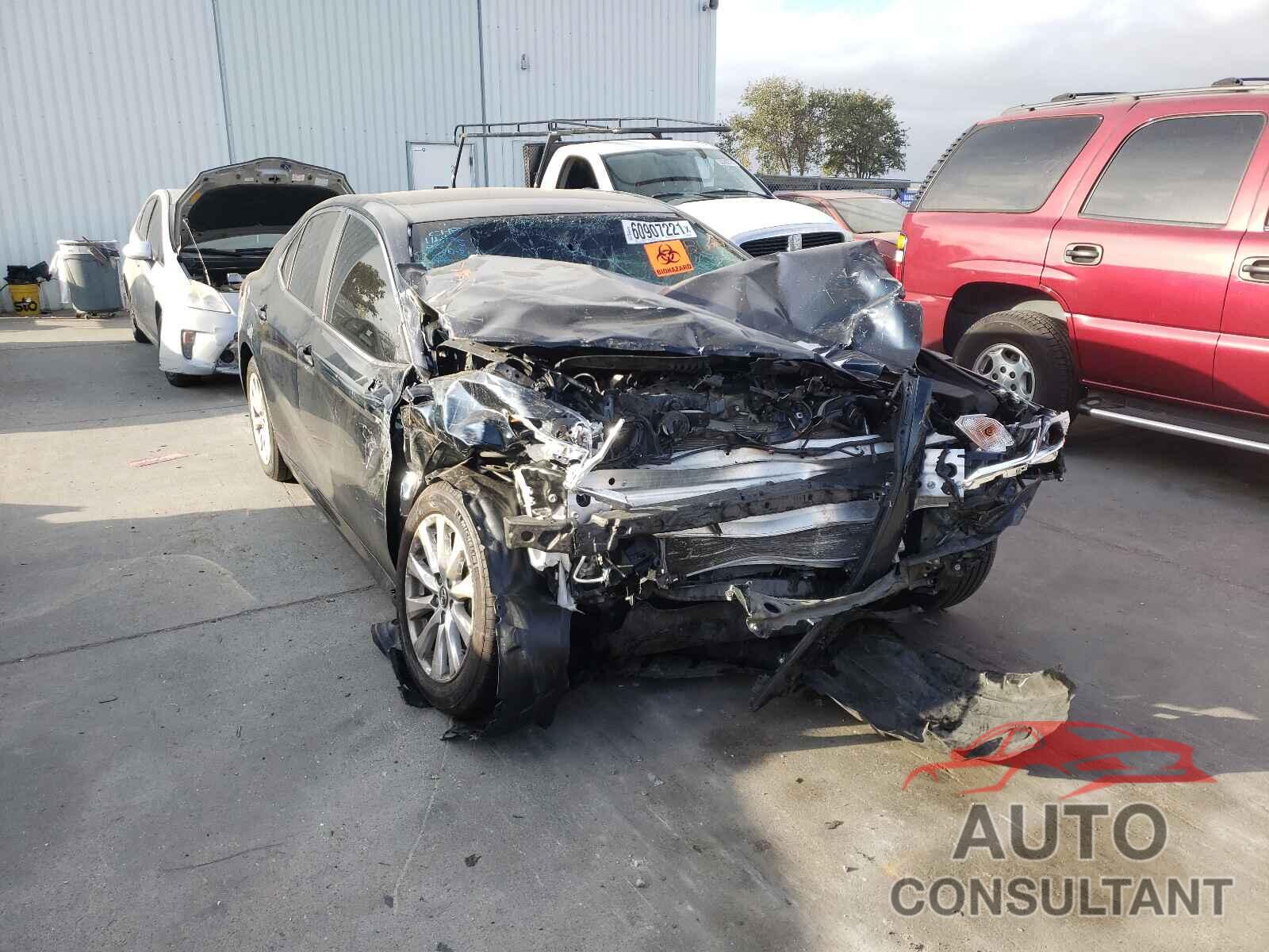 TOYOTA CAMRY 2018 - 4T1B11HK2JU528601