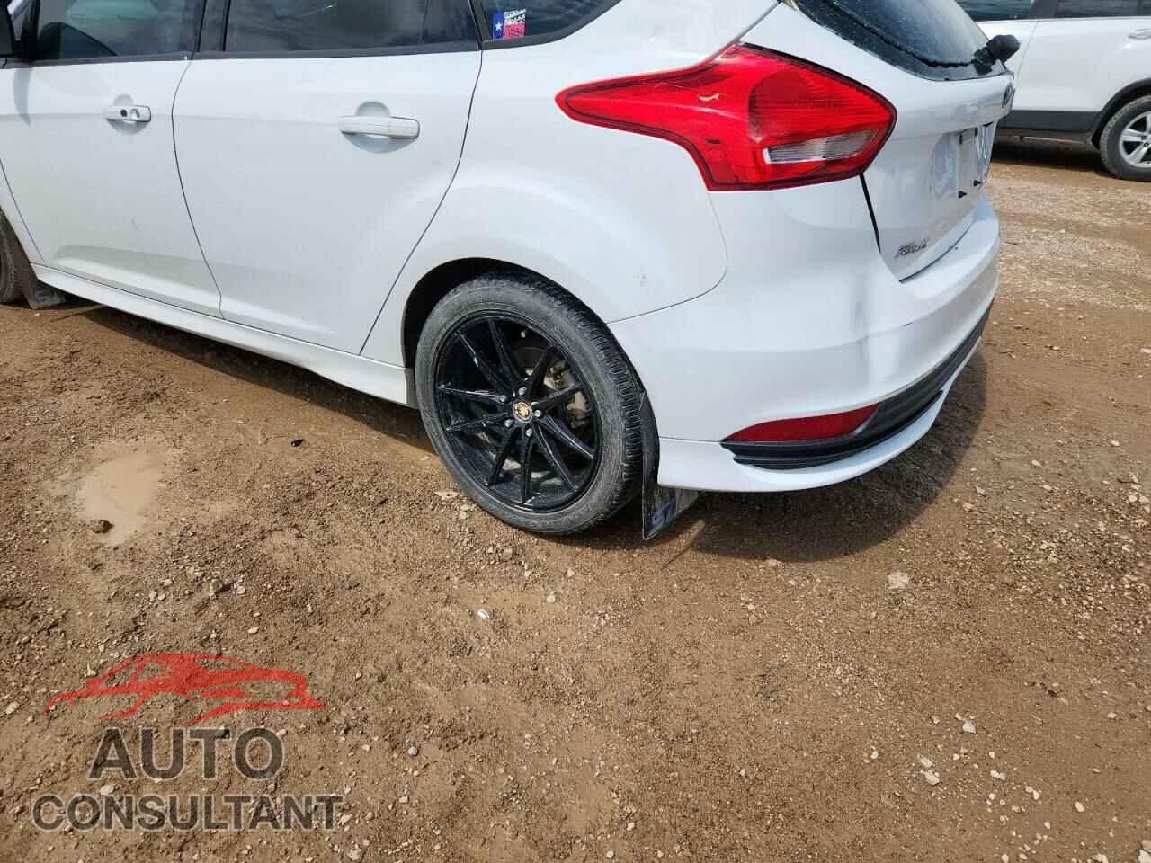 FORD FOCUS 2017 - 1FADP3L95HL348885