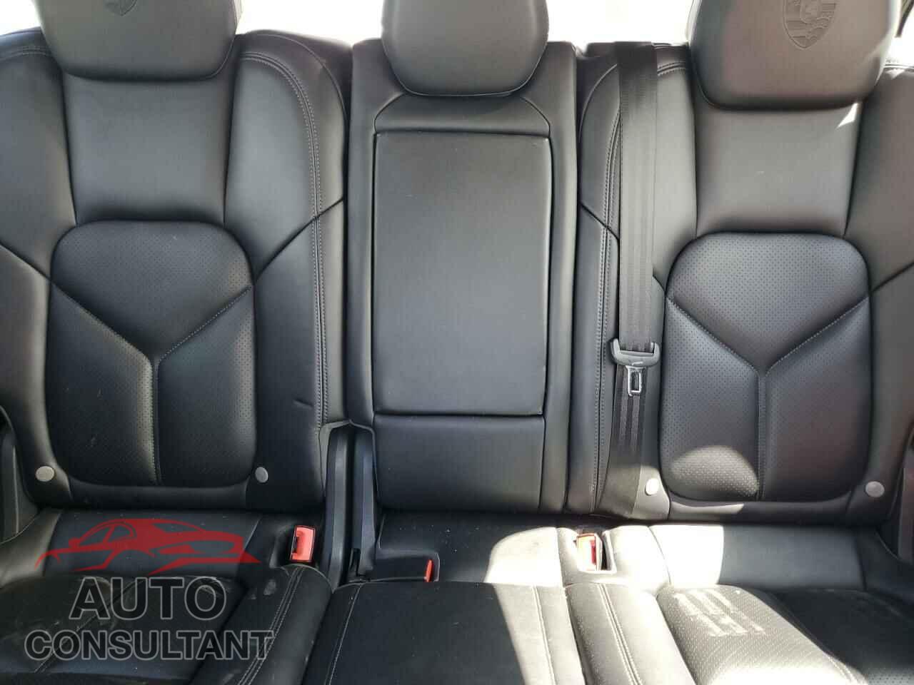 PORSCHE CAYENNE 2017 - WP1AA2A23HKA85556