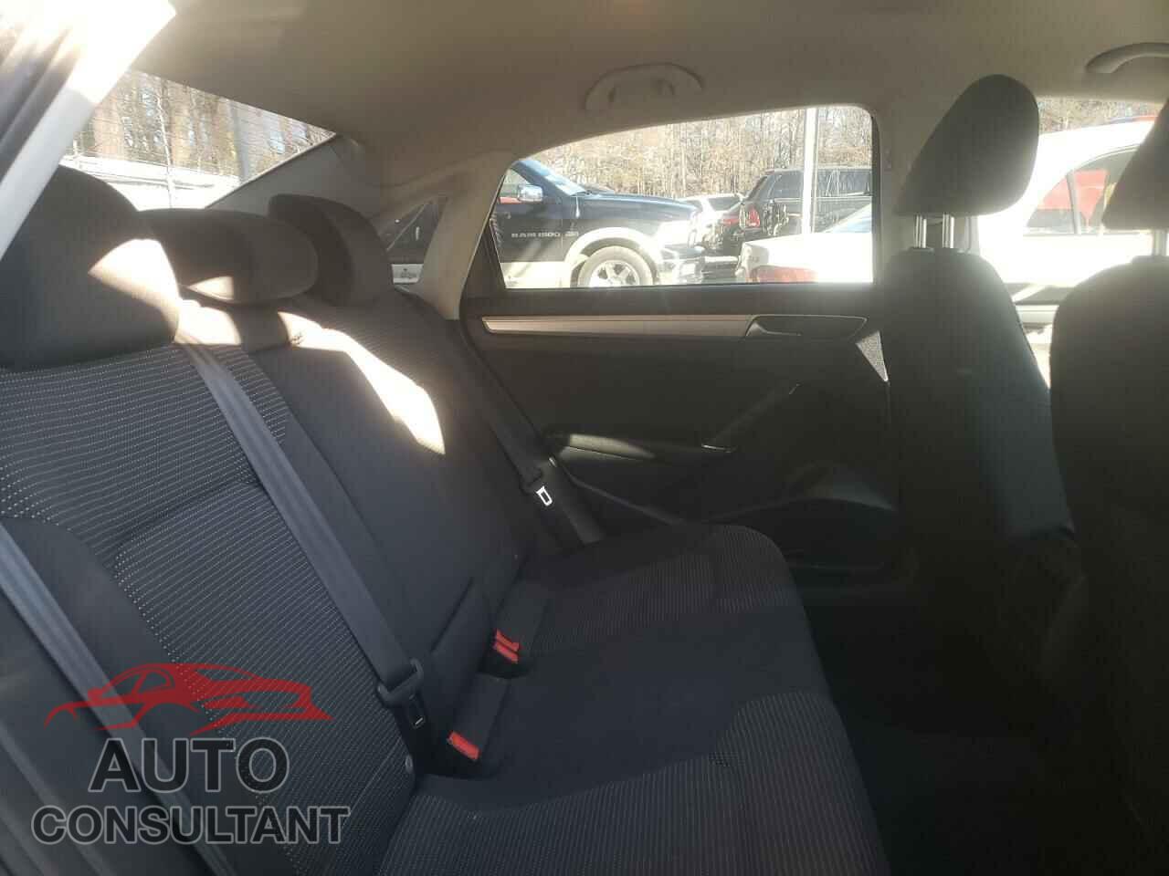 VOLKSWAGEN PASSAT 2018 - 1VWAA7A32JC008231
