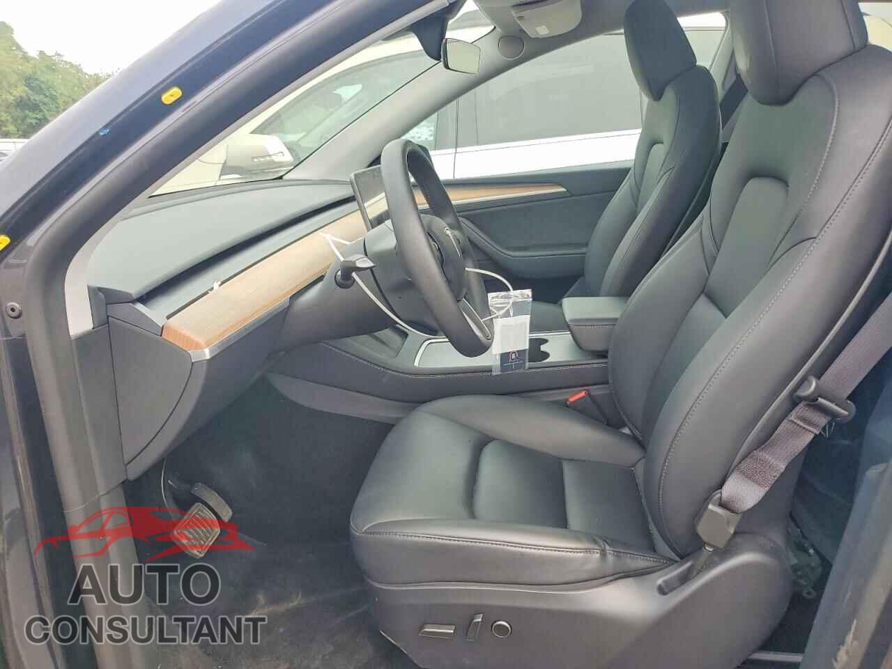 TESLA MODEL Y 2025 - 7SAYGDEE0SA352137