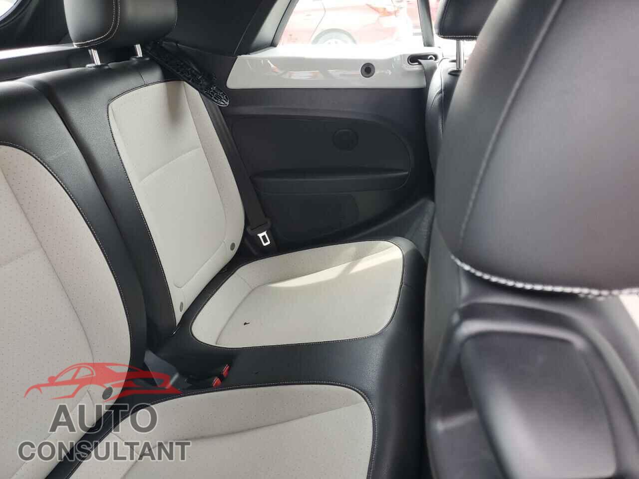 VOLKSWAGEN BEETLE 2018 - 3VW5DAAT2JM517319