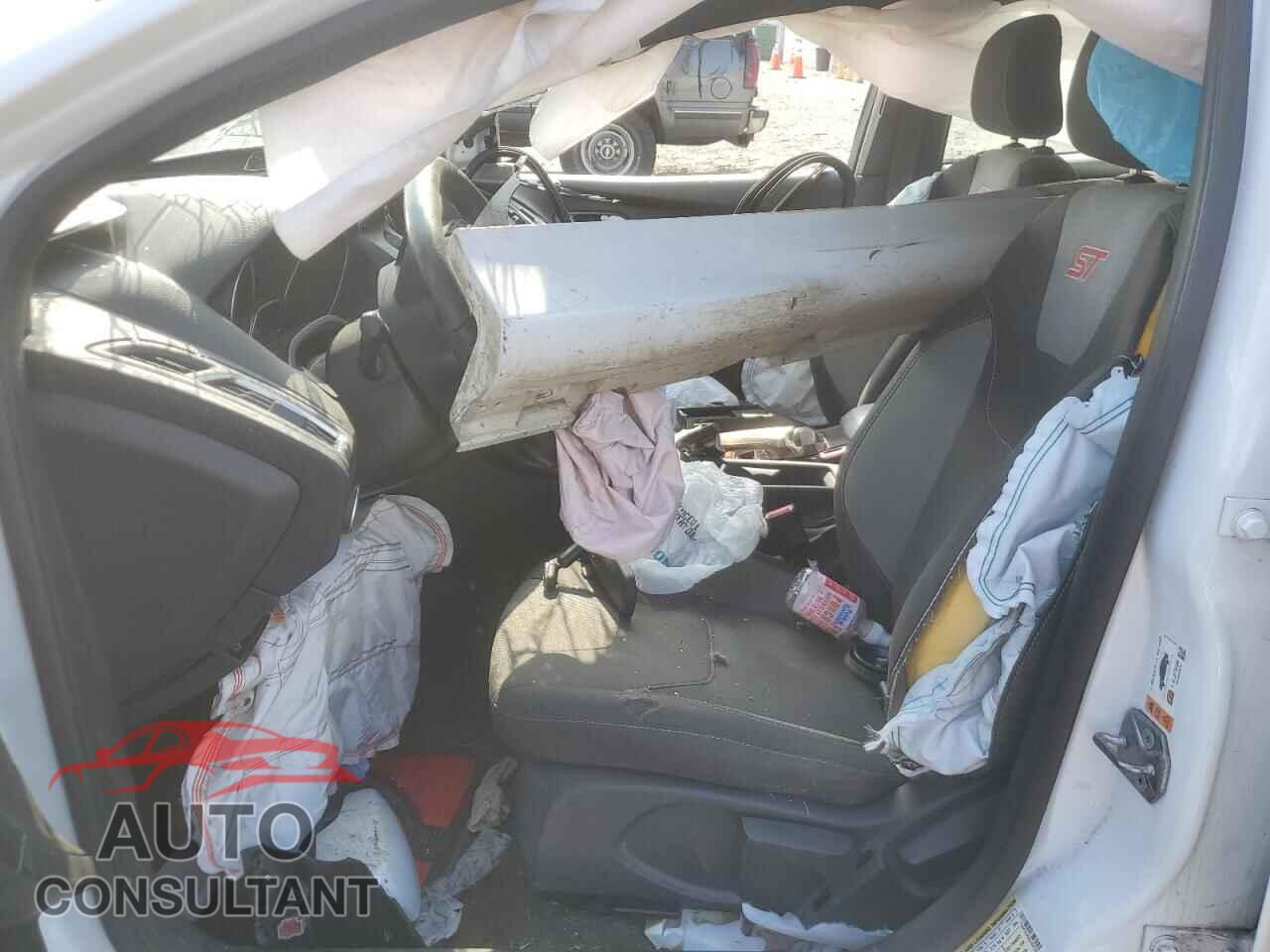 FORD FOCUS 2016 - 1FADP3L96GL368156