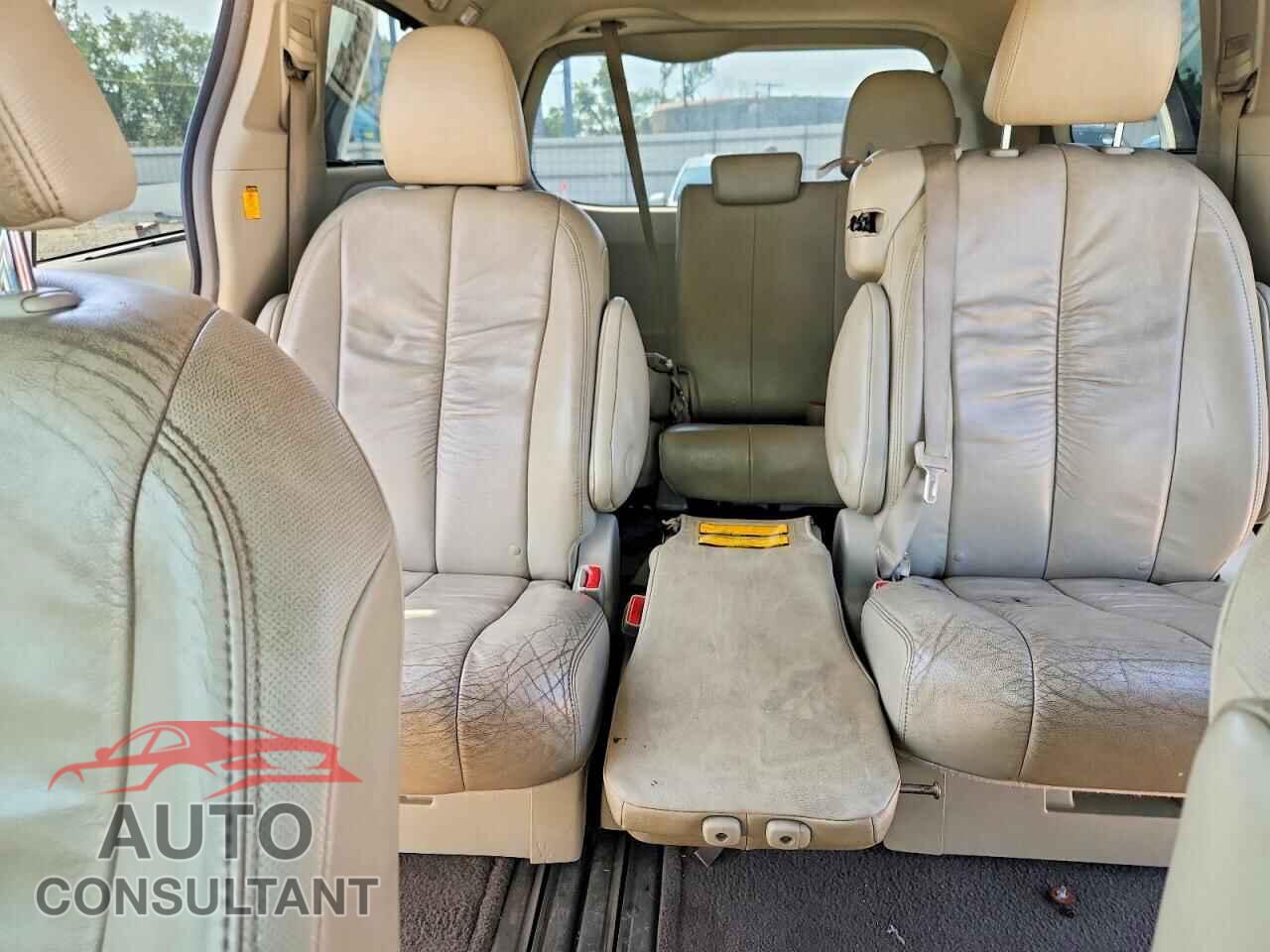TOYOTA SIENNA 2011 - 5TDYK3DC4BS117843