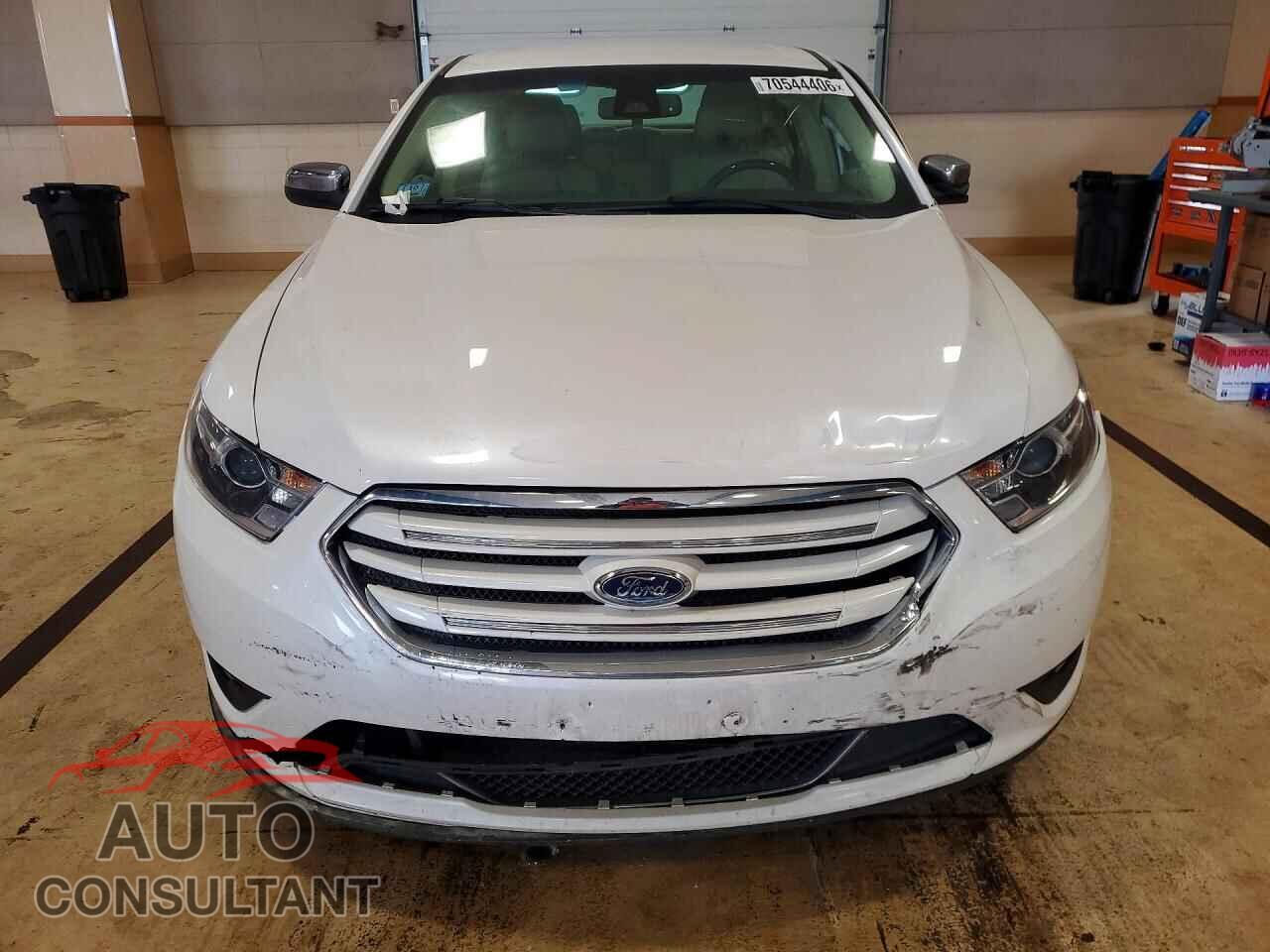 FORD TAURUS 2018 - 1FAHP2F83JG110160