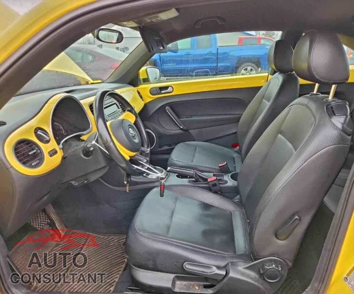 VOLKSWAGEN BEETLE 2013 - 3VWJX7AT5DM602393