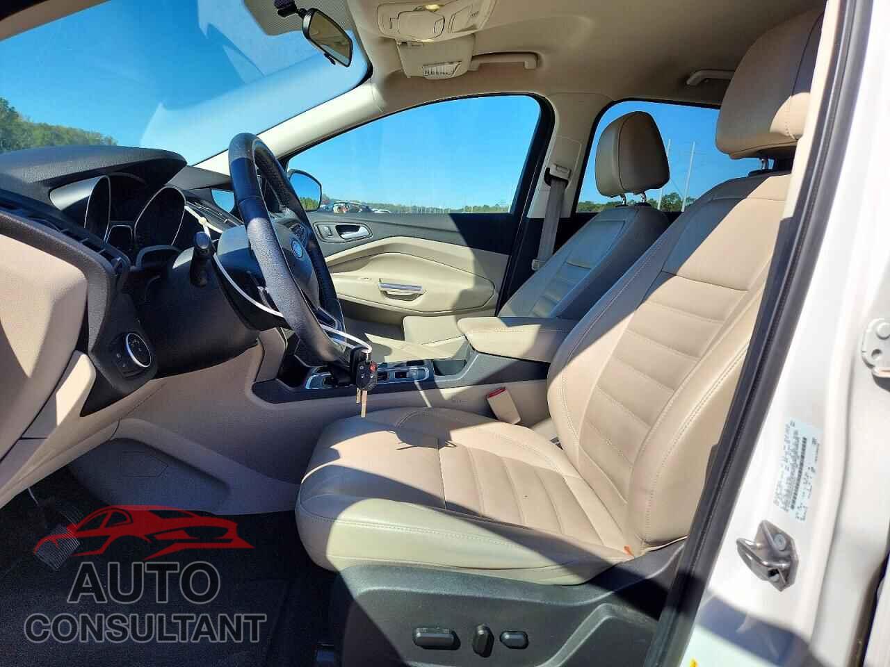 FORD ESCAPE 2017 - 1FMCU0GD2HUC43447