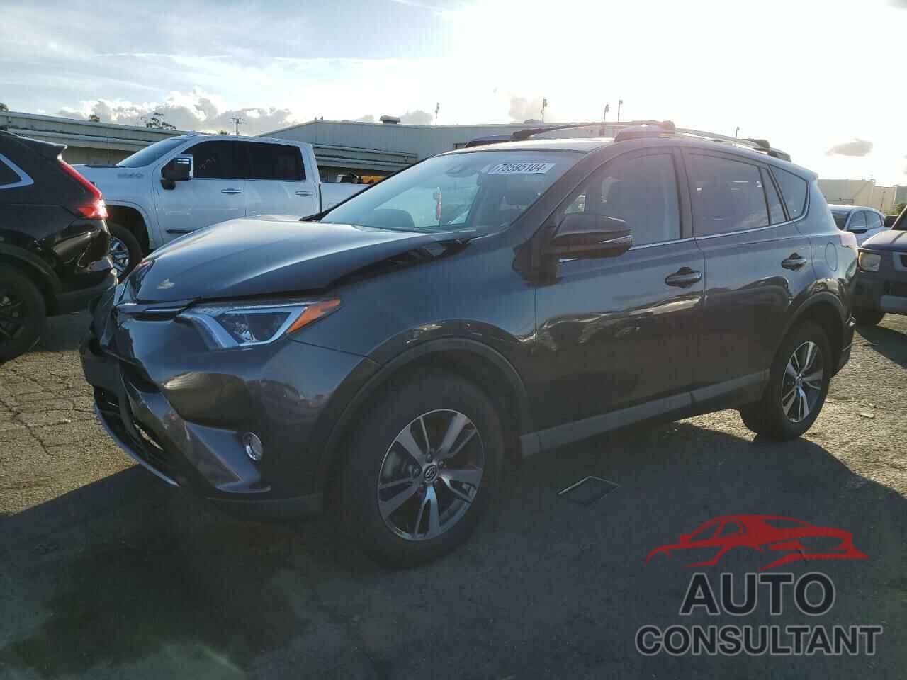 TOYOTA RAV4 2017 - JTMRFREV5HJ148729