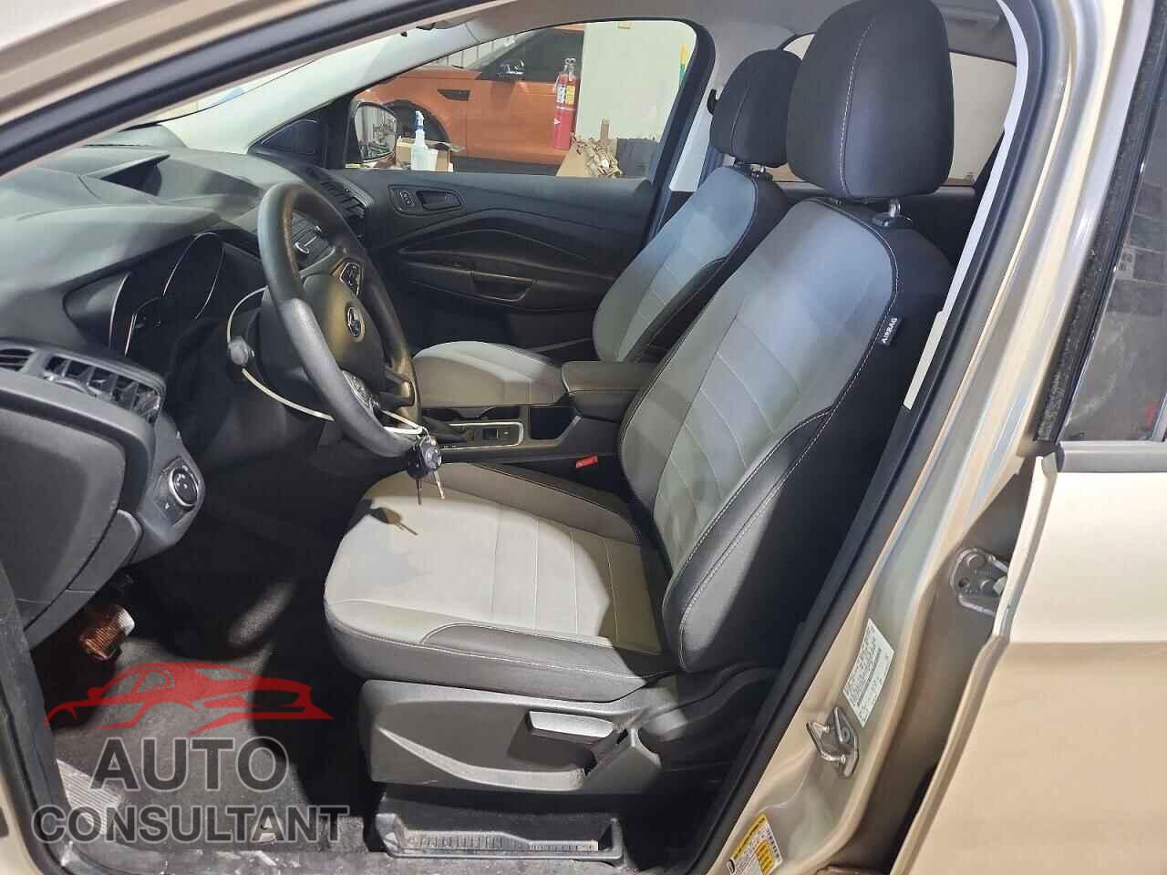 FORD ESCAPE 2017 - 1FMCU0F75HUD03653