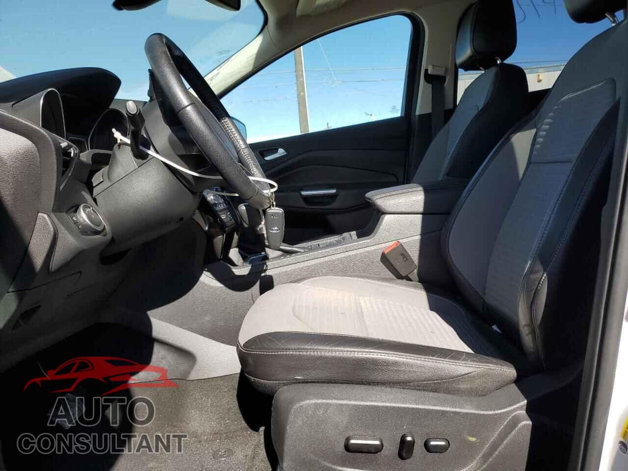 FORD ESCAPE 2017 - 1FMCU0J90HUC26408