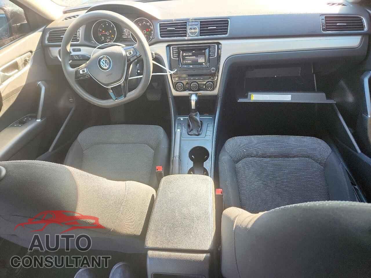 VOLKSWAGEN PASSAT 2017 - 1VWAT7A33HC024197