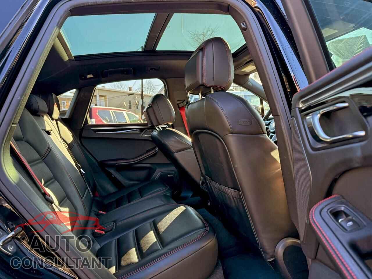 PORSCHE MACAN 2017 - WP1AG2A51HLB55591