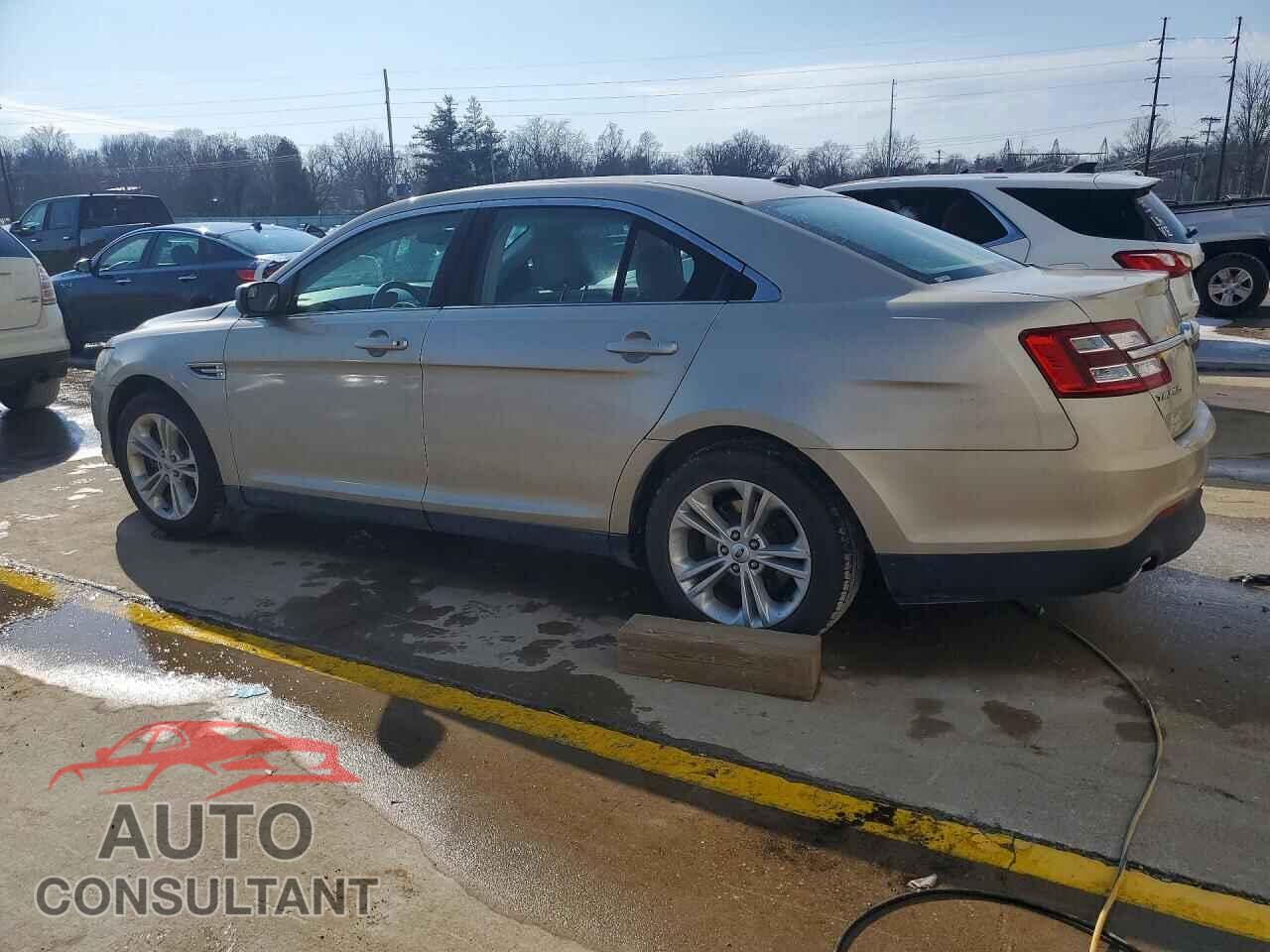 FORD TAURUS 2018 - 1FAHP2D89JG105435