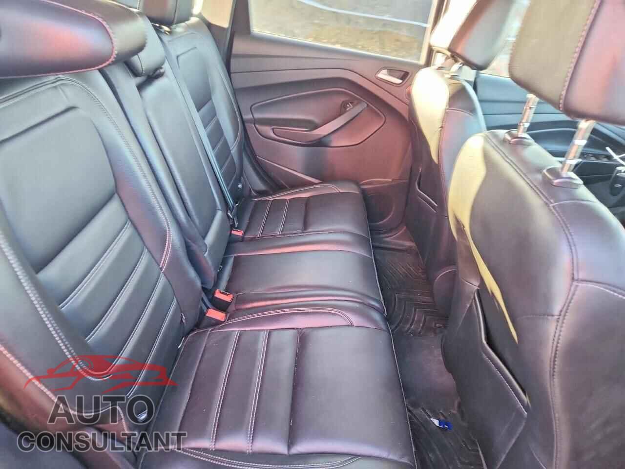 FORD ESCAPE 2017 - 1FMCU0JD5HUD38237