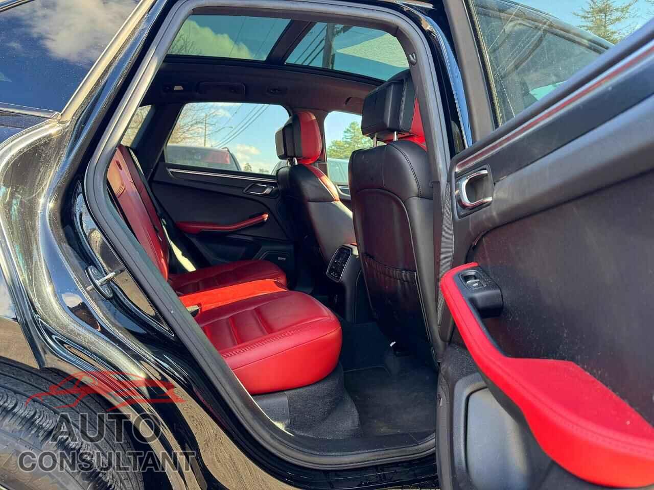 PORSCHE MACAN 2017 - WP1AG2A55HLB56520