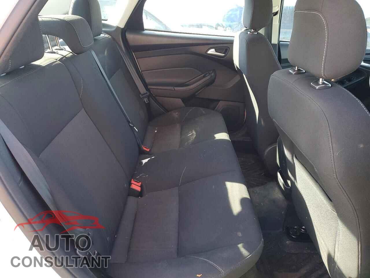 FORD FOCUS 2018 - 1FADP3FE2JL322601