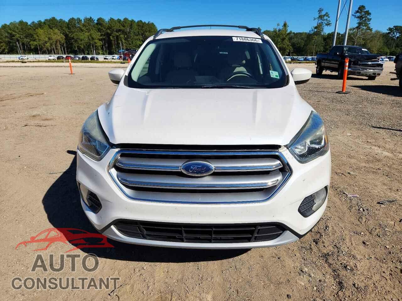 FORD ESCAPE 2017 - 1FMCU0GD2HUC43447