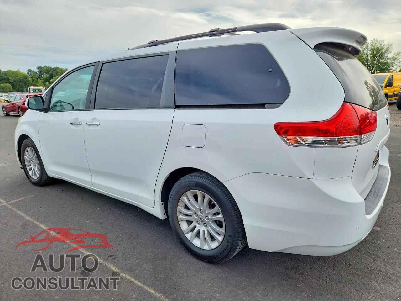 TOYOTA SIENNA 2013 - 5TDYK3DC8DS291269