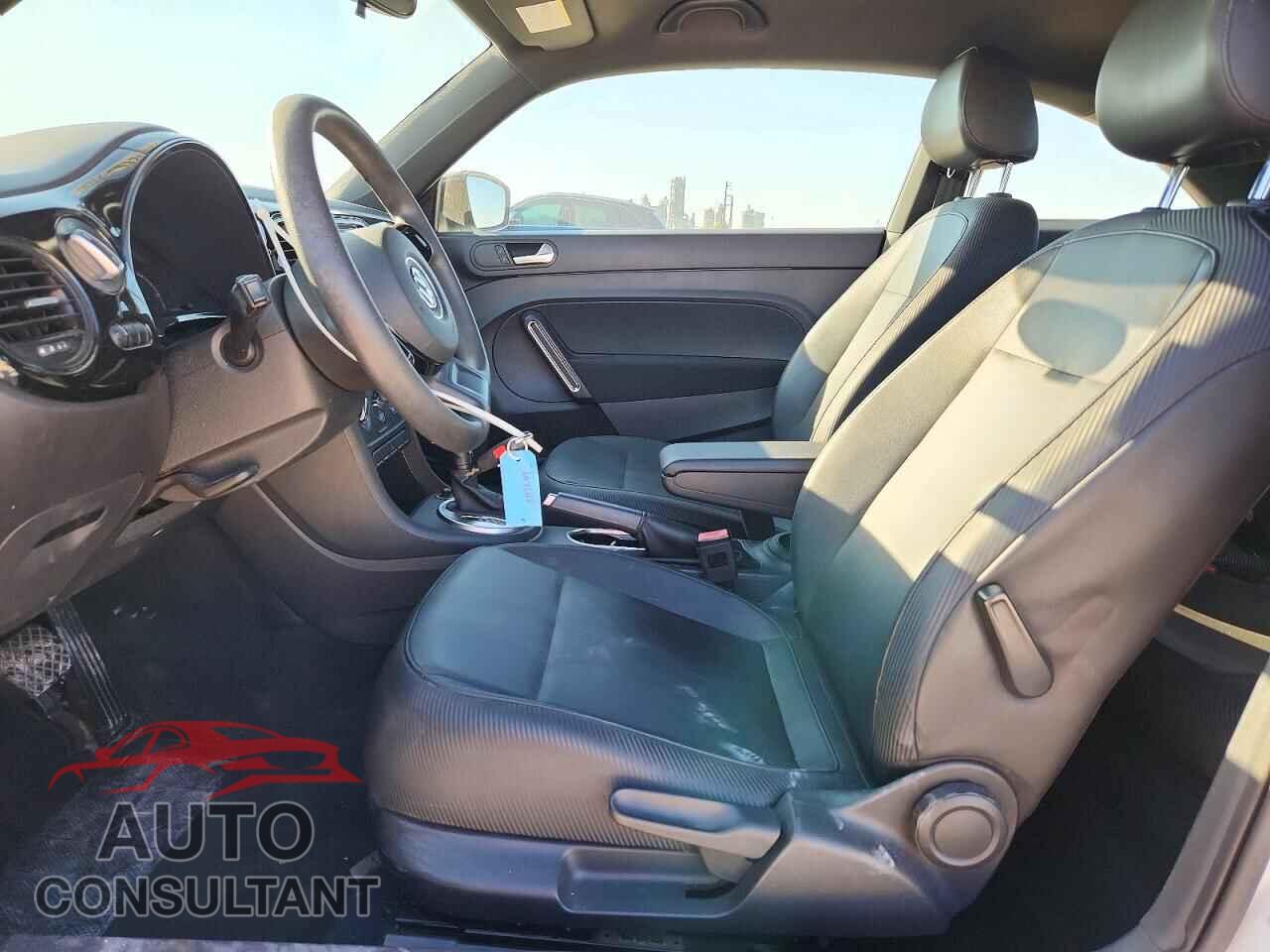 VOLKSWAGEN BEETLE 2017 - 3VWF17AT5HM628179