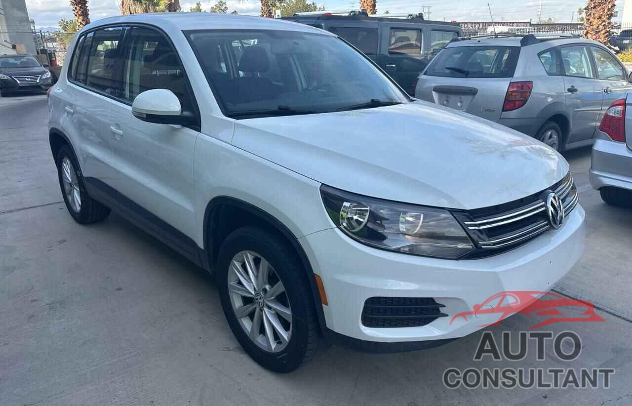 VOLKSWAGEN TIGUAN 2017 - WVGAV7AX5HK043335