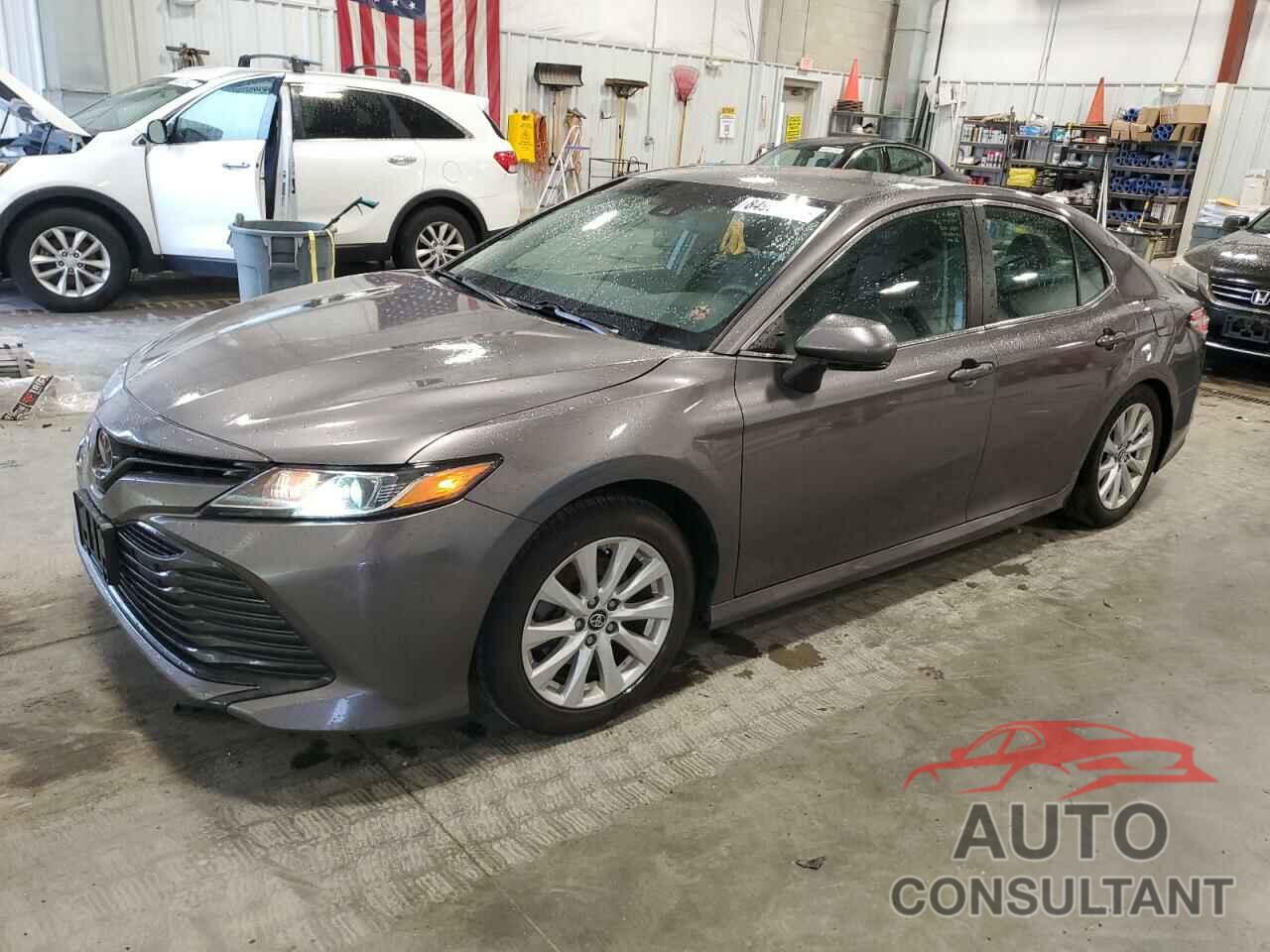 TOYOTA CAMRY 2018 - 4T1B11HK2JU579497