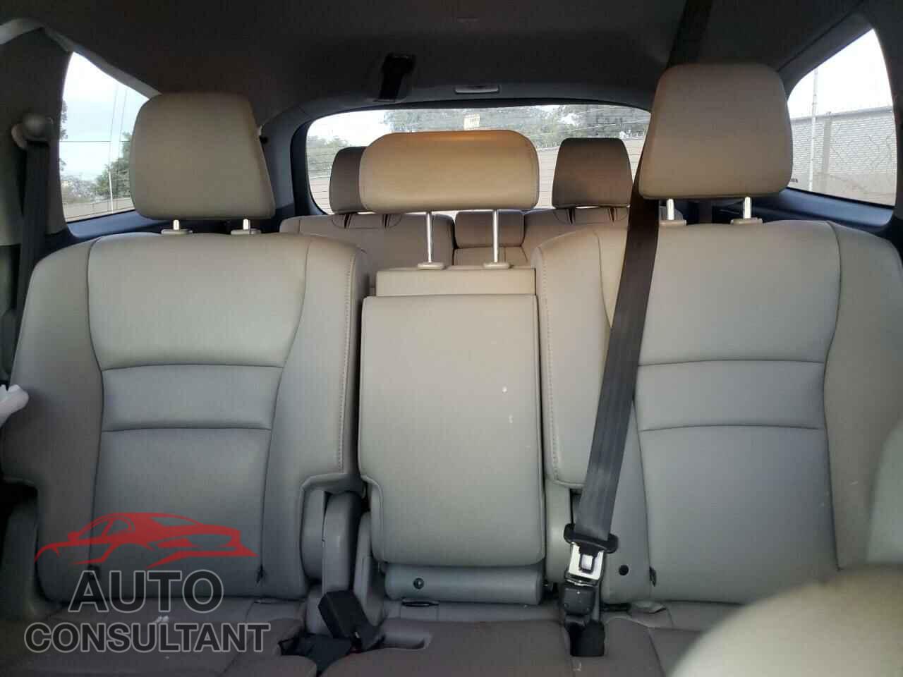 HONDA PILOT 2017 - 5FNYF6H66HB032137