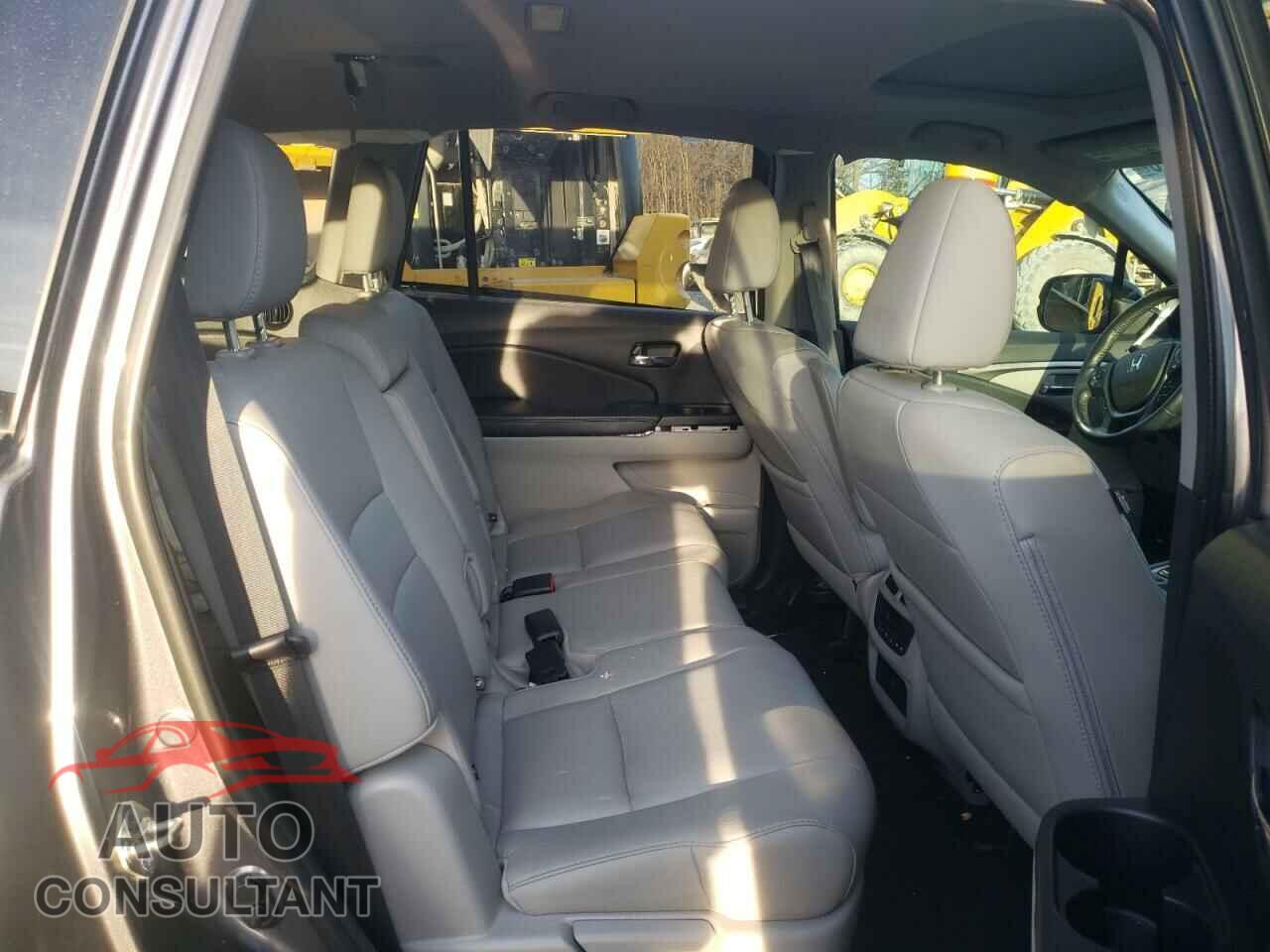 HONDA PILOT 2017 - 5FNYF5H64HB017761