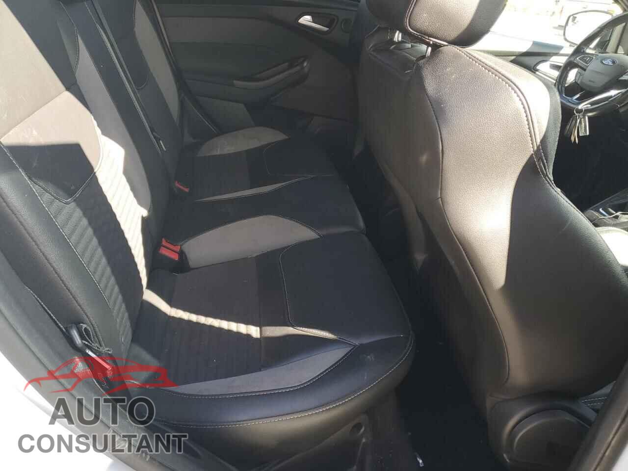 FORD FOCUS 2017 - 1FADP3L92HL329131