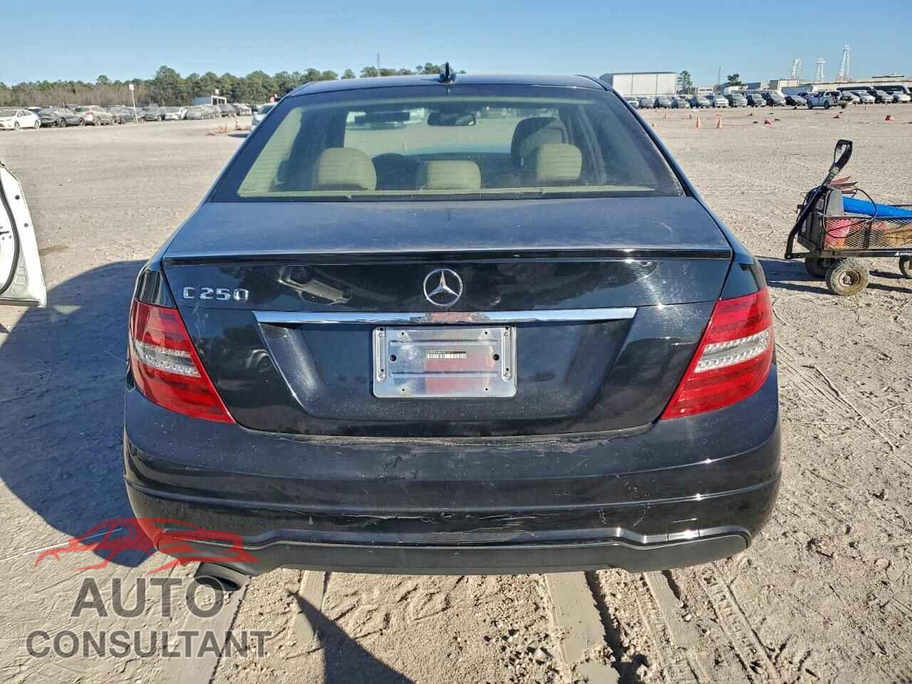 MERCEDES-BENZ C-CLASS 2012 - WDDGF4HB8CR215111