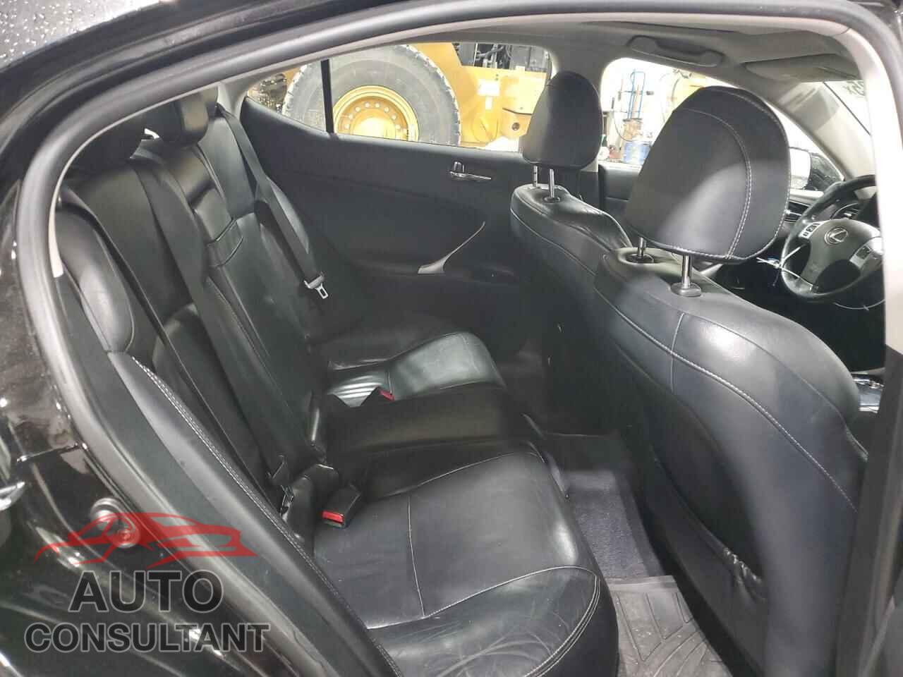 LEXUS IS 2011 - JTHCF5C28B5045259