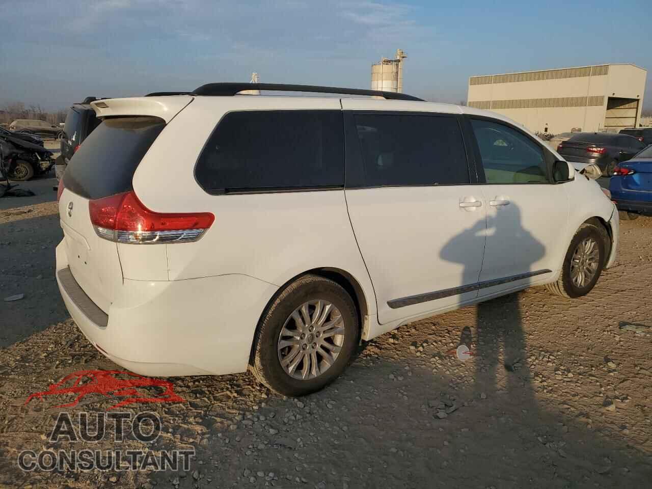TOYOTA SIENNA 2011 - 5TDYK3DC2BS105514