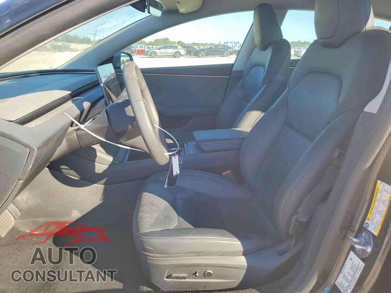 TESLA MODEL 3 2025 - 5YJ3E1EA8SF967241