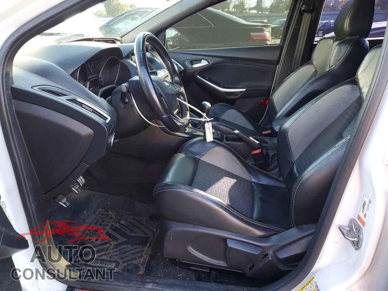FORD FOCUS 2017 - 1FADP3L95HL314493