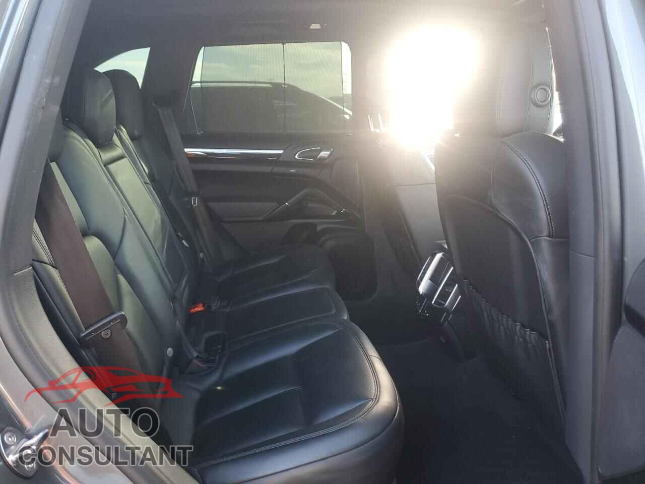 PORSCHE CAYENNE 2018 - WP1AA2A29JKA05103