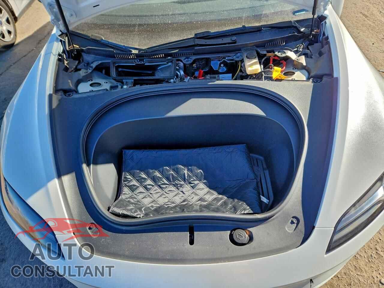 TESLA MODEL 3 2025 - 5YJ3E1EB5SF884021