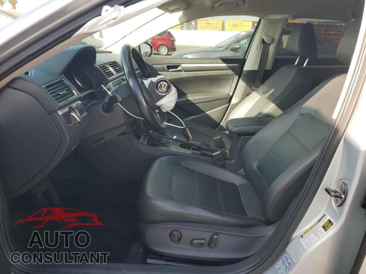 VOLKSWAGEN PASSAT 2017 - 1VWBT7A33HC048956