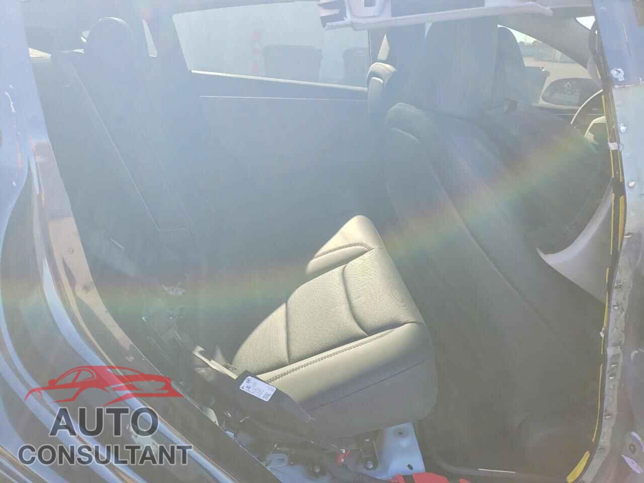 TESLA MODEL 3 2025 - 5YJ3E1EA5SF034459