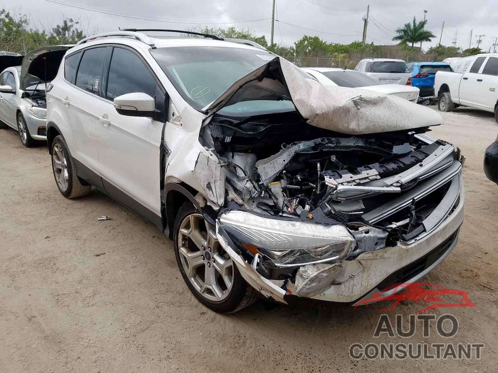 FORD ESCAPE 2018 - 1FMCU0GD0HUA11803